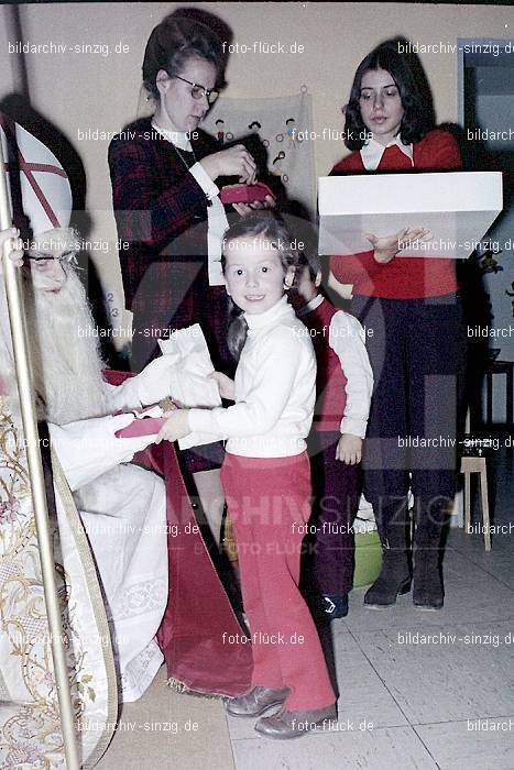 1970-71 Nikolausfeier im St.Georg Kindergarten in Löhndorf: NKSTGRKNLH-007037