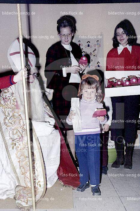 1970-71 Nikolausfeier im St.Georg Kindergarten in Löhndorf: NKSTGRKNLH-007039