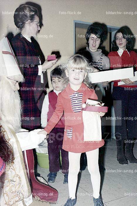 1970-71 Nikolausfeier im St.Georg Kindergarten in Löhndorf: NKSTGRKNLH-007042