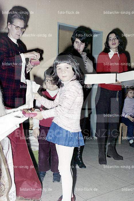 1970-71 Nikolausfeier im St.Georg Kindergarten in Löhndorf: NKSTGRKNLH-007043