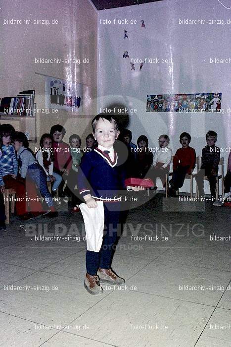 1970-71 Nikolausfeier im St.Georg Kindergarten in Löhndorf: NKSTGRKNLH-007045