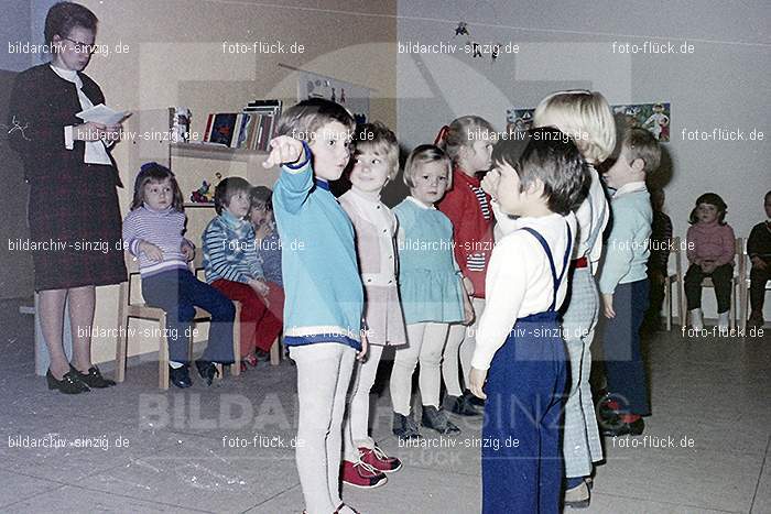 1970-71 Nikolausfeier im St.Georg Kindergarten in Löhndorf: NKSTGRKNLH-007046