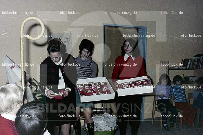 1970-71 Nikolausfeier im St.Georg Kindergarten in Löhndorf: NKSTGRKNLH-007047