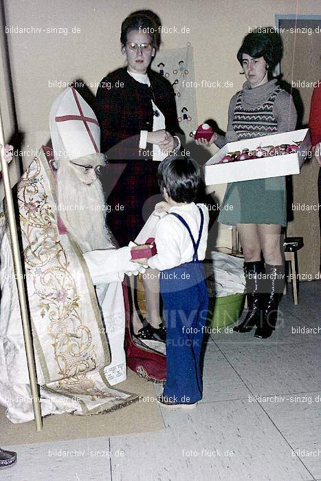 1970-71 Nikolausfeier im St.Georg Kindergarten in Löhndorf: NKSTGRKNLH-007048