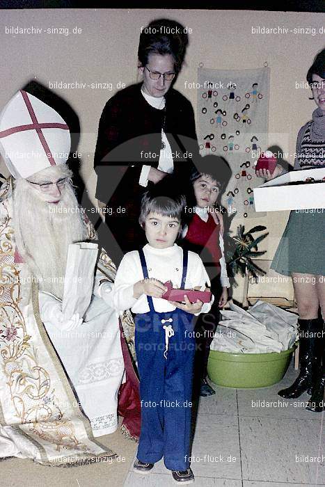 1970-71 Nikolausfeier im St.Georg Kindergarten in Löhndorf: NKSTGRKNLH-007049