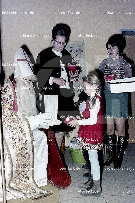 1970-71 Nikolausfeier im St.Georg Kindergarten in Löhndorf: NKSTGRKNLH-007050
