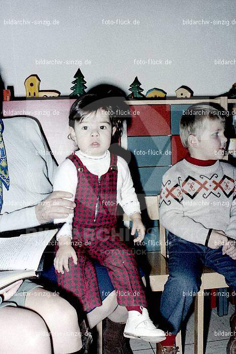 1970-71 Nikolausfeier im St.Georg Kindergarten in Löhndorf: NKSTGRKNLH-007054