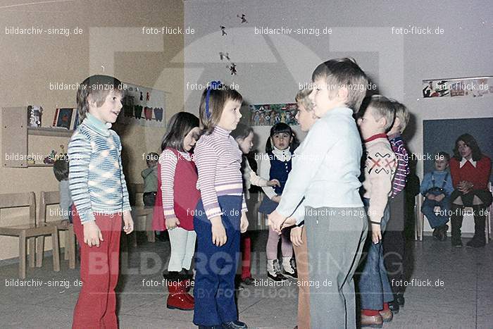 1970-71 Nikolausfeier im St.Georg Kindergarten in Löhndorf: NKSTGRKNLH-007055