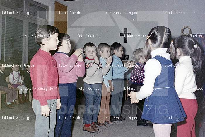 1970-71 Nikolausfeier im St.Georg Kindergarten in Löhndorf: NKSTGRKNLH-007056