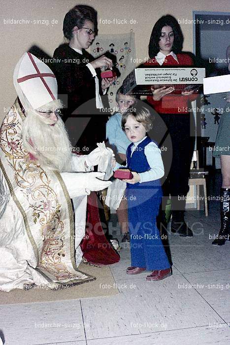 1970-71 Nikolausfeier im St.Georg Kindergarten in Löhndorf: NKSTGRKNLH-007058