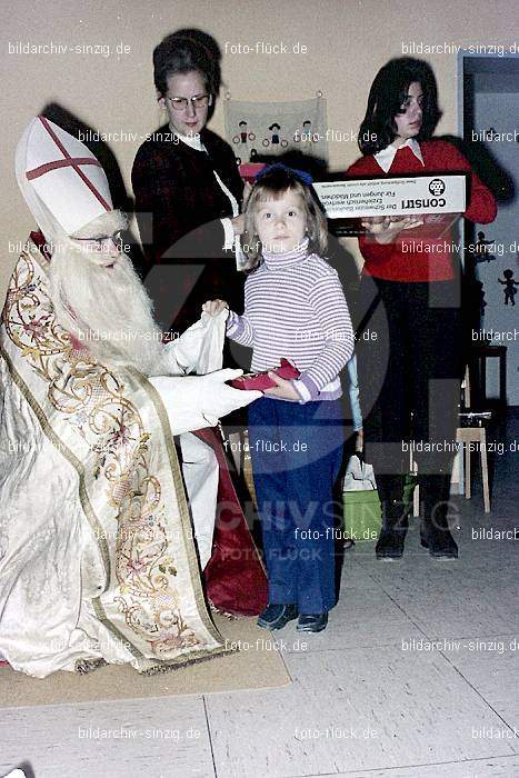 1970-71 Nikolausfeier im St.Georg Kindergarten in Löhndorf: NKSTGRKNLH-007060