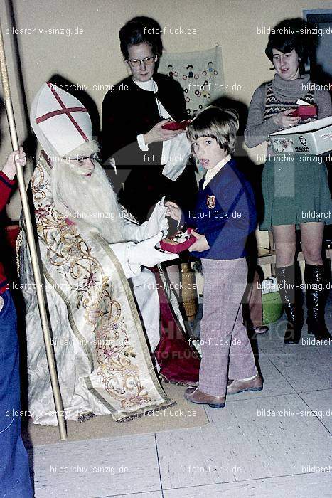 1970-71 Nikolausfeier im St.Georg Kindergarten in Löhndorf: NKSTGRKNLH-007062