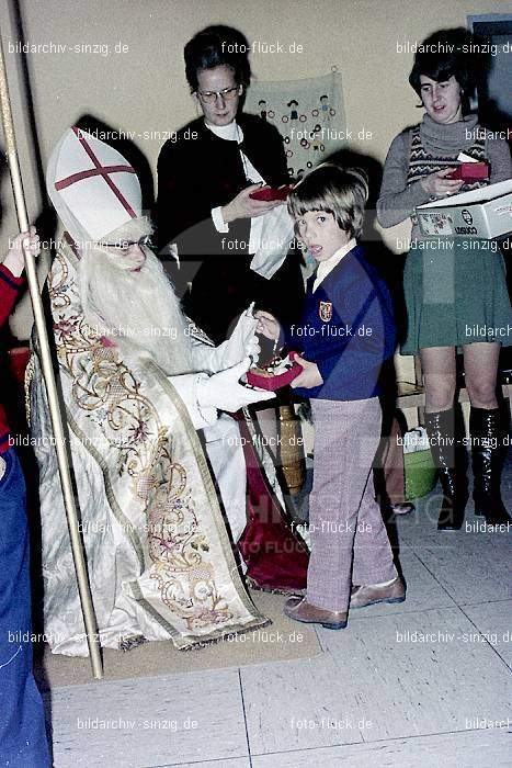 1970-71 Nikolausfeier im St.Georg Kindergarten in Löhndorf: NKSTGRKNLH-007062