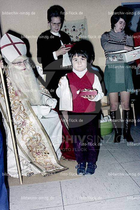 1970-71 Nikolausfeier im St.Georg Kindergarten in Löhndorf: NKSTGRKNLH-007063