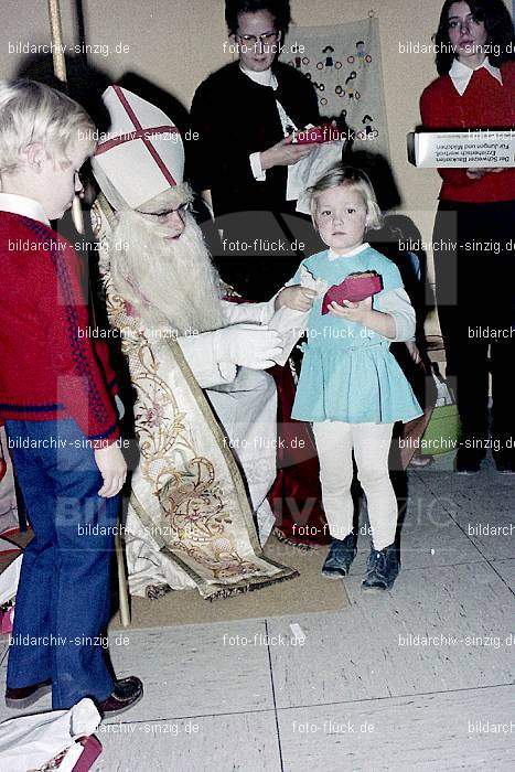 1970-71 Nikolausfeier im St.Georg Kindergarten in Löhndorf: NKSTGRKNLH-007064