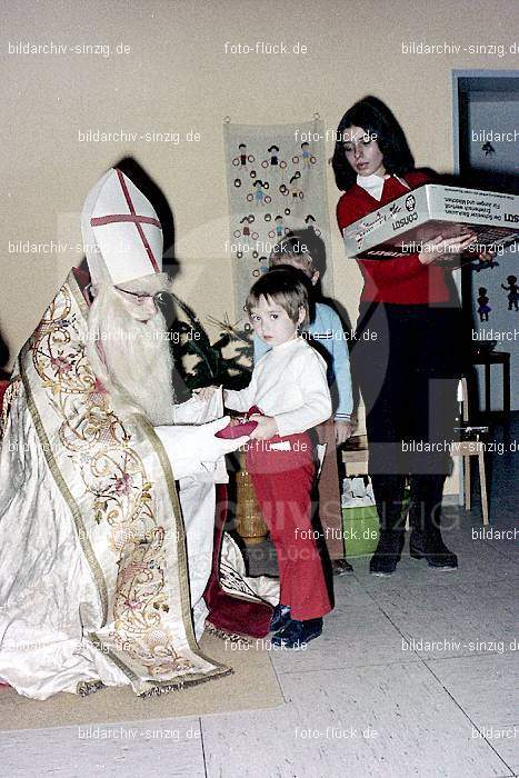 1970-71 Nikolausfeier im St.Georg Kindergarten in Löhndorf: NKSTGRKNLH-007065