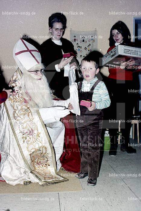 1970-71 Nikolausfeier im St.Georg Kindergarten in Löhndorf: NKSTGRKNLH-007066