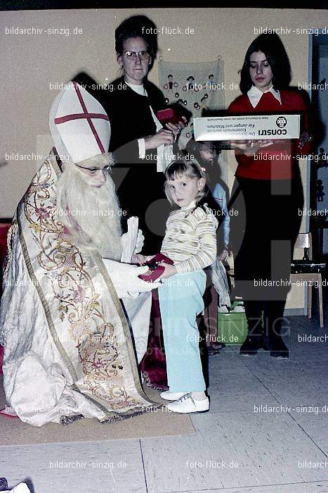 1970-71 Nikolausfeier im St.Georg Kindergarten in Löhndorf: NKSTGRKNLH-007068