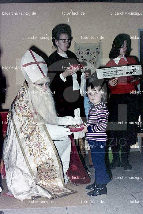 1970-71 Nikolausfeier im St.Georg Kindergarten in Löhndorf: NKSTGRKNLH-007069