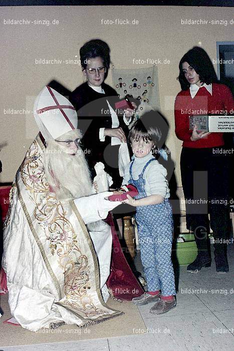 1970-71 Nikolausfeier im St.Georg Kindergarten in Löhndorf: NKSTGRKNLH-007071