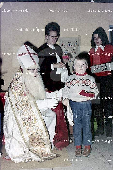 1970-71 Nikolausfeier im St.Georg Kindergarten in Löhndorf: NKSTGRKNLH-007072