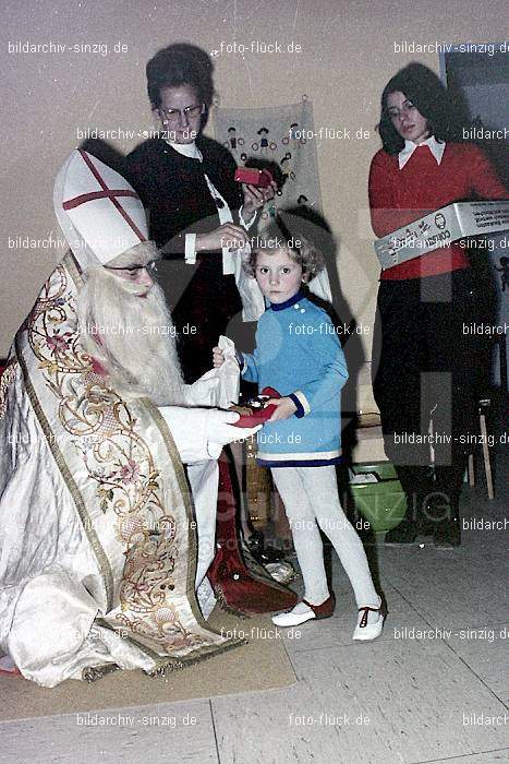 1970-71 Nikolausfeier im St.Georg Kindergarten in Löhndorf: NKSTGRKNLH-007073