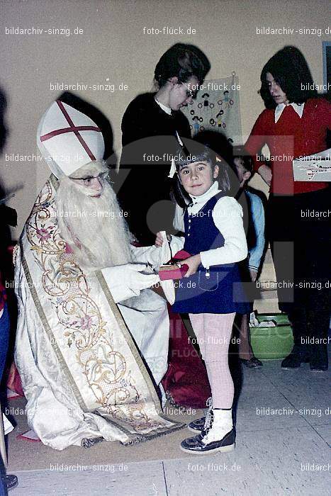 1970-71 Nikolausfeier im St.Georg Kindergarten in Löhndorf: NKSTGRKNLH-007074