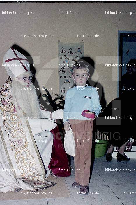 1970-71 Nikolausfeier im St.Georg Kindergarten in Löhndorf: NKSTGRKNLH-007075