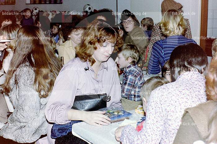 1979 Basar im Kath. Kindergarten St. Peter Sinzig: BSKTKNSTPTSN-008118