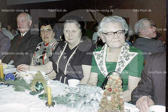 1974 Weihnachtsfeier der Senioren im Helenensaal Sinzig: WHSNHLSN-008319