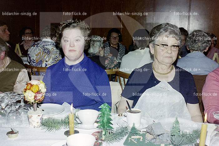 1974 Weihnachtsfeier der Senioren im Helenensaal Sinzig: WHSNHLSN-008323