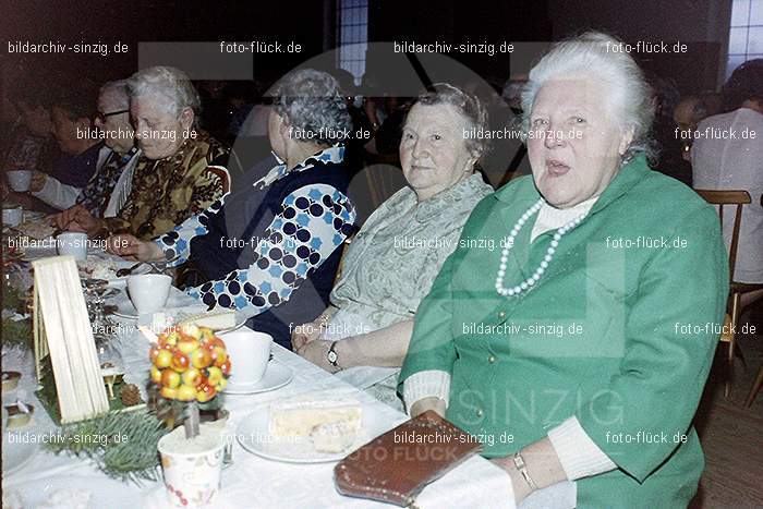 1974 Weihnachtsfeier der Senioren im Helenensaal Sinzig: WHSNHLSN-008324
