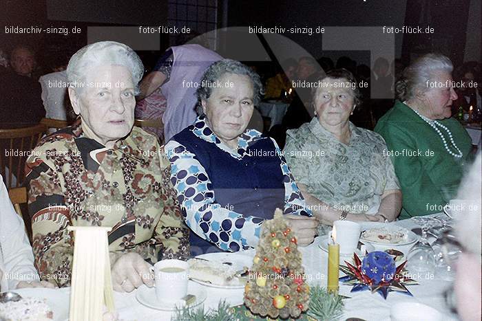 1974 Weihnachtsfeier der Senioren im Helenensaal Sinzig: WHSNHLSN-008326