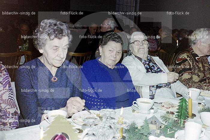 1974 Weihnachtsfeier der Senioren im Helenensaal Sinzig: WHSNHLSN-008327
