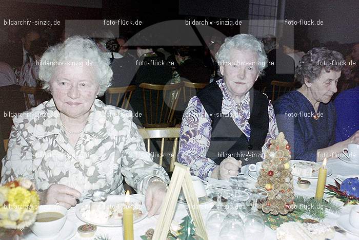 1974 Weihnachtsfeier der Senioren im Helenensaal Sinzig: WHSNHLSN-008328