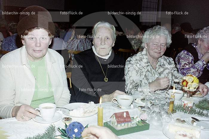 1974 Weihnachtsfeier der Senioren im Helenensaal Sinzig: WHSNHLSN-008329