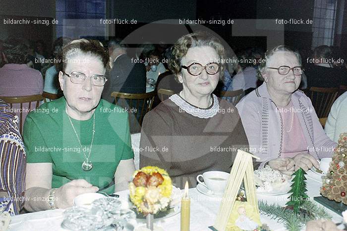 1974 Weihnachtsfeier der Senioren im Helenensaal Sinzig: WHSNHLSN-008330