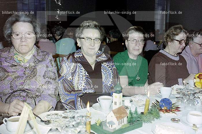 1974 Weihnachtsfeier der Senioren im Helenensaal Sinzig: WHSNHLSN-008331