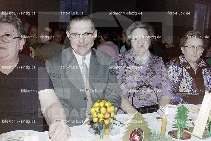 1974 Weihnachtsfeier der Senioren im Helenensaal Sinzig: WHSNHLSN-008332