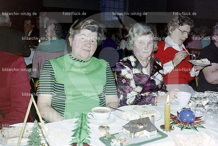 1974 Weihnachtsfeier der Senioren im Helenensaal Sinzig: WHSNHLSN-008334