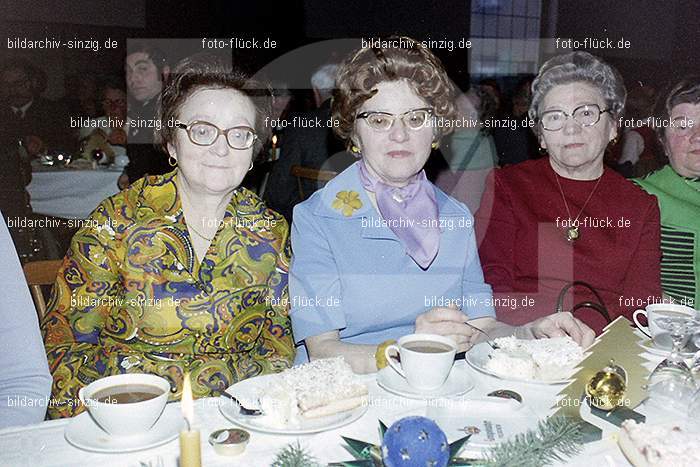 1974 Weihnachtsfeier der Senioren im Helenensaal Sinzig: WHSNHLSN-008335