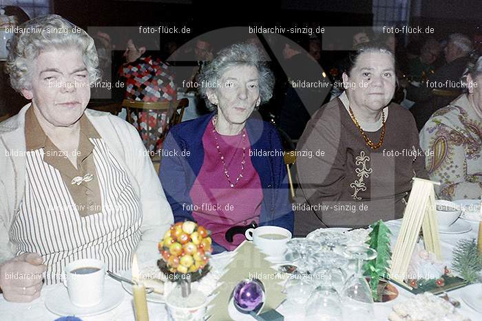 1974 Weihnachtsfeier der Senioren im Helenensaal Sinzig: WHSNHLSN-008337