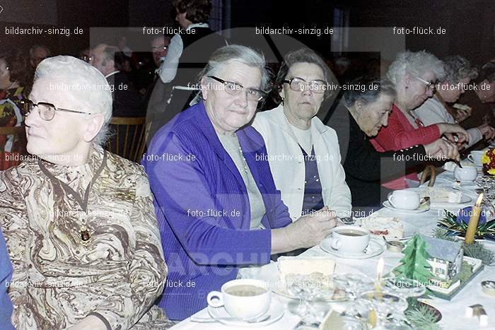 1974 Weihnachtsfeier der Senioren im Helenensaal Sinzig: WHSNHLSN-008341