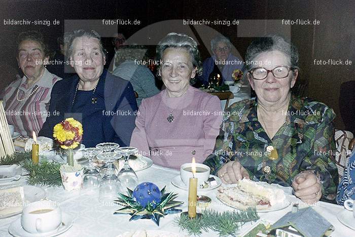 1974 Weihnachtsfeier der Senioren im Helenensaal Sinzig: WHSNHLSN-008344