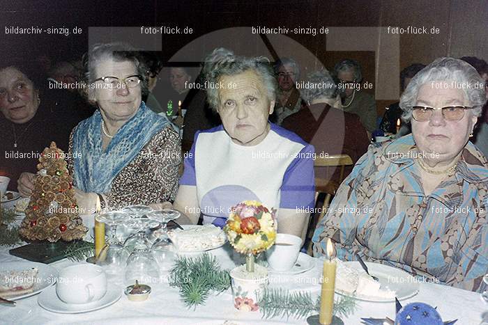 1974 Weihnachtsfeier der Senioren im Helenensaal Sinzig: WHSNHLSN-008348