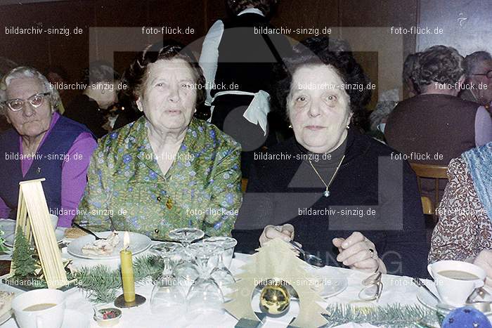 1974 Weihnachtsfeier der Senioren im Helenensaal Sinzig: WHSNHLSN-008350