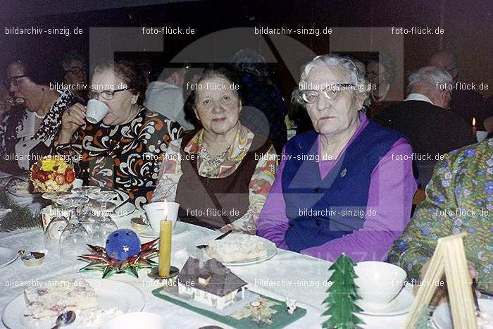 1974 Weihnachtsfeier der Senioren im Helenensaal Sinzig: WHSNHLSN-008351