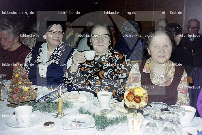 1974 Weihnachtsfeier der Senioren im Helenensaal Sinzig: WHSNHLSN-008352