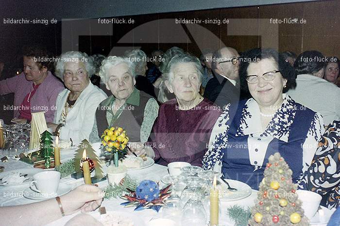 1974 Weihnachtsfeier der Senioren im Helenensaal Sinzig: WHSNHLSN-008353