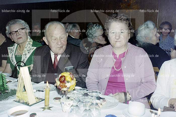 1974 Weihnachtsfeier der Senioren im Helenensaal Sinzig: WHSNHLSN-008355